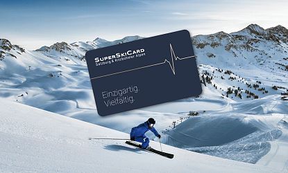 Abbildung der SuperSkiCard vor einem winterlichen Hintergrund.