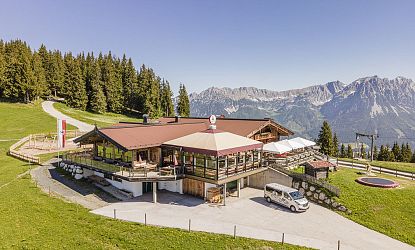 Tanzbodenalm in Söll im Sommer mit Wildem Kaiser im Hintergrund