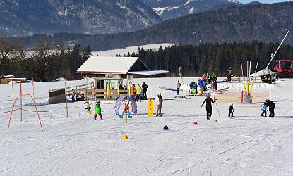 Kleine Übungswiese mit Kindern in Schwoich.