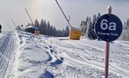 Schild am Pistenrand mit Bezeichnung der Piste.