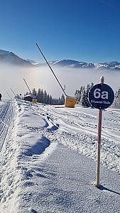 Schild am Pistenrand mit Bezeichnung der Piste.