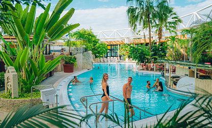 Indoor Tropenbecken in der Therme Erding.