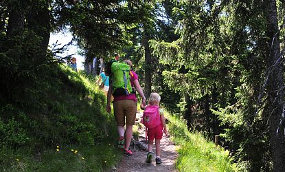 Mutter mit Kind am Wanderweg Alpinolino in Westendorf