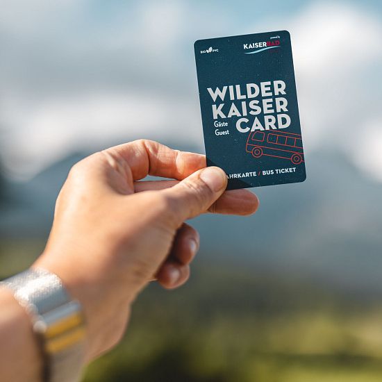 Frau zeigt die Wilder Kaiser Card.