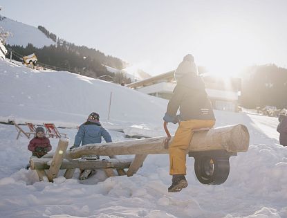 Kinder Spielen am Winterspielplatz.