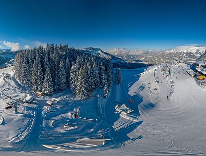 Panorambild der Winterlanschaft mit klar blauem Himmel.