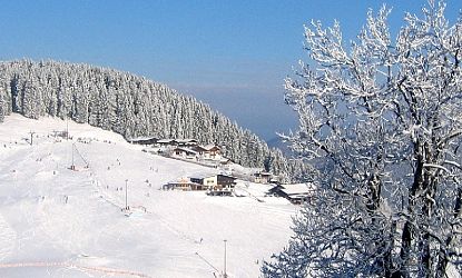 Winterlandschaft mit Wohnhäusern.