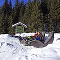Paar auf Holzbank im Schnee Brixen Filzbodenabfahrt