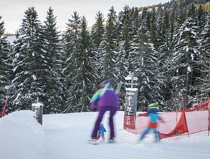 Skifahrer rassen die Zeitmessstrecke in Söll hinunter.