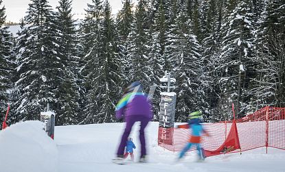 Skifahrer rassen die Zeitmessstrecke in Söll hinunter.