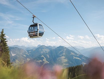 Gondel im Sommer in Richtung Berg.
