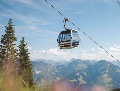 Gondel im Sommer in Richtung Berg.