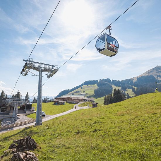 Gondel der Zinsbergbahn auf dem Weg zur Bergstation.