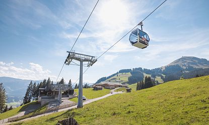Gondel der Zinsbergbahn auf dem Weg zur Bergstation.