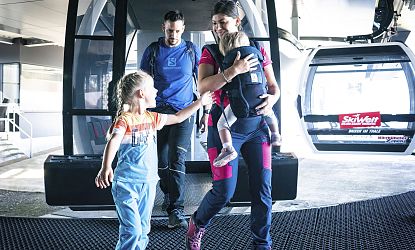 Familie steigt aus der Gondel nach einem bessonderen Tag.