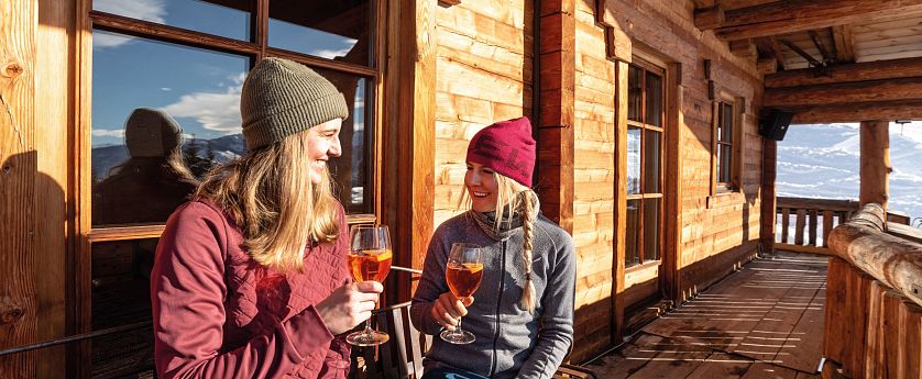 Freundinen trinken Aperol zusammen.