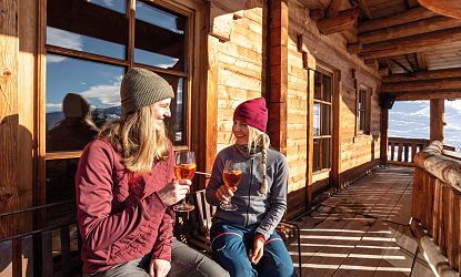 Freundinen trinken Aperol zusammen.